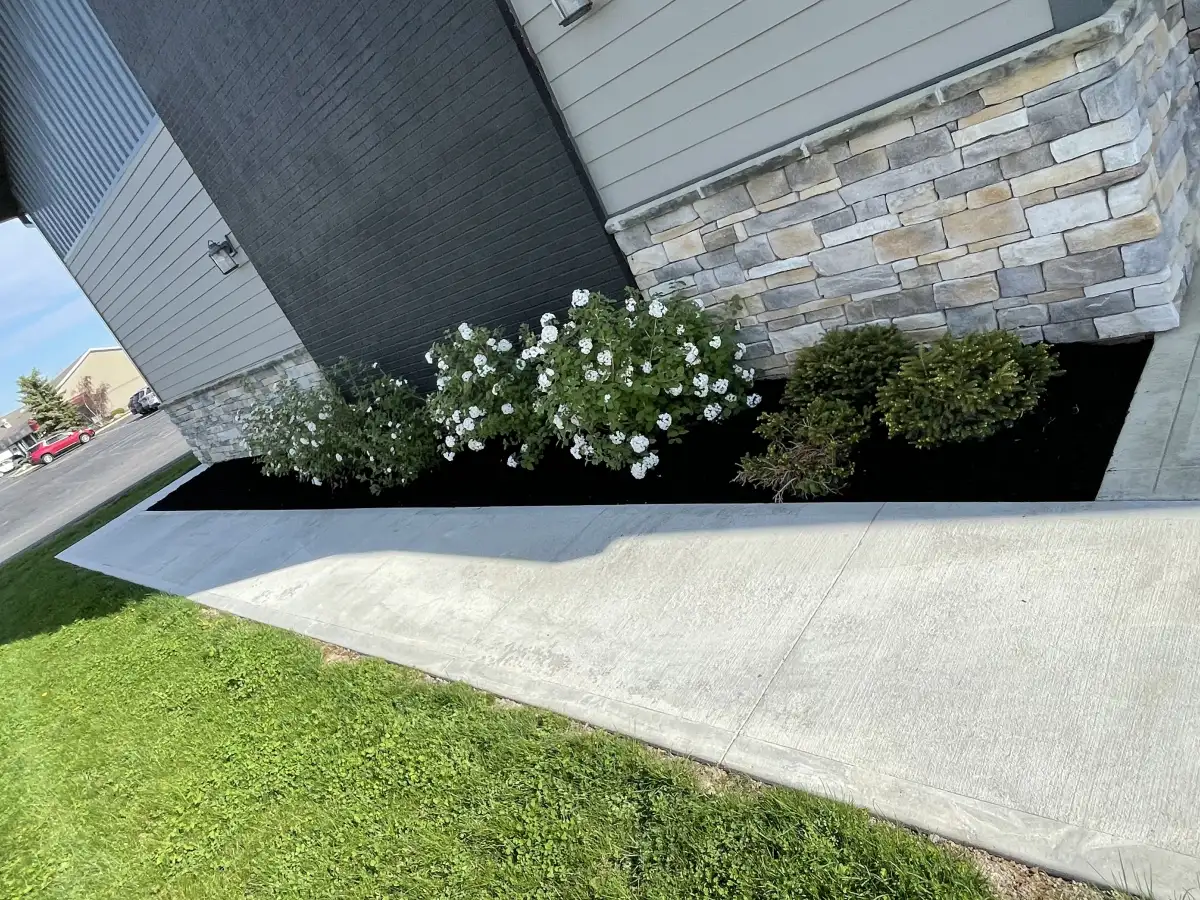 Seasonal landscape maintenance and mulching in Powell, Ohio
